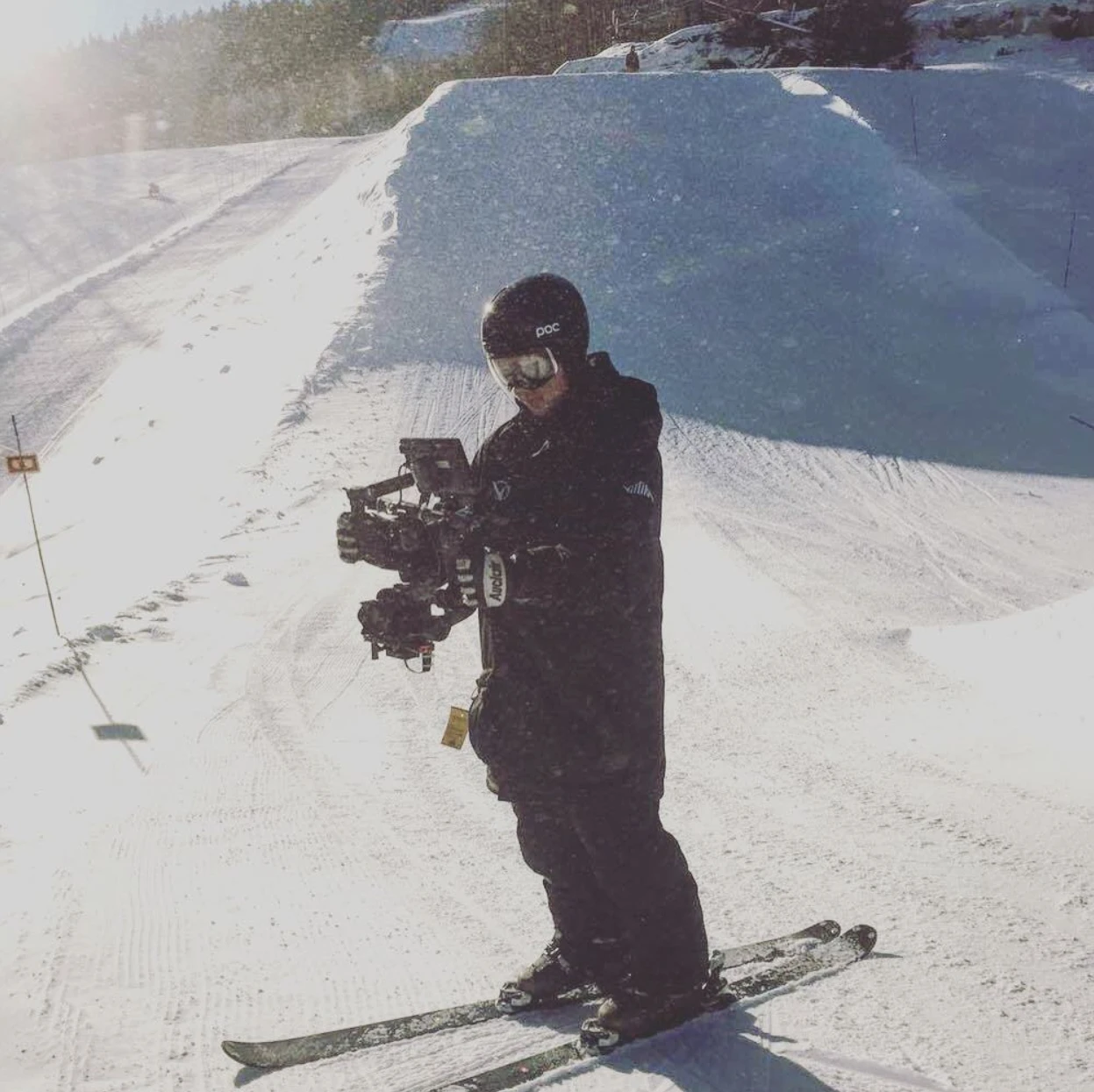 Vidéographe avec un Ronin pendant une session de ski